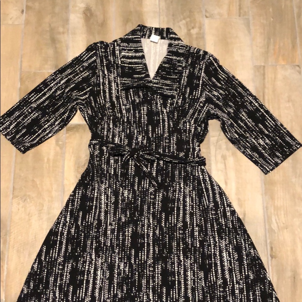 2X Black and white wrap dress form fitting dressy